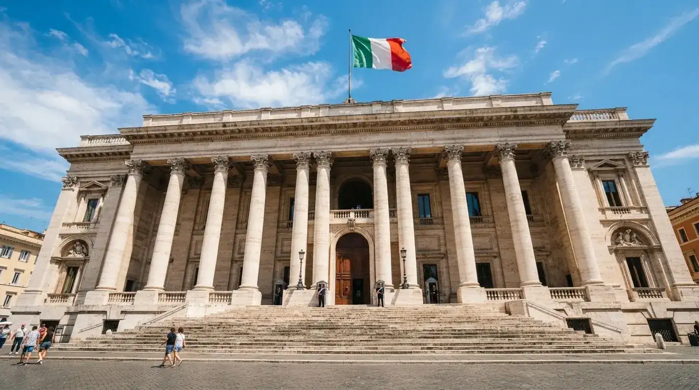 Un edificio governativo italiano con bandiera al vento fotografato dal basso in una giornata di sole.